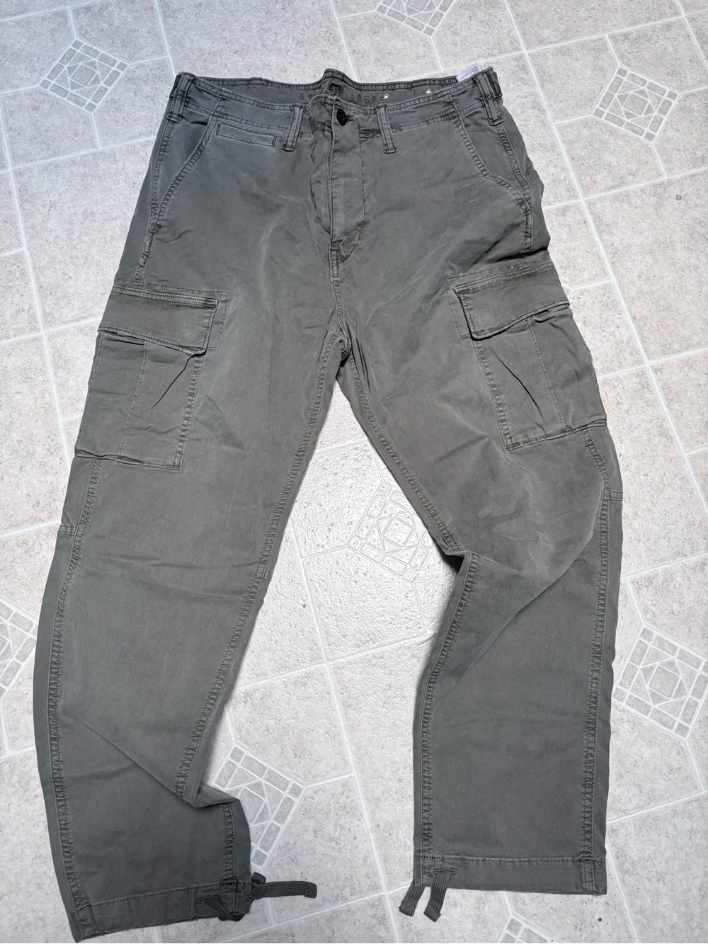 American Eagle Outfitters Men's Cargo Pants — Olive Green
